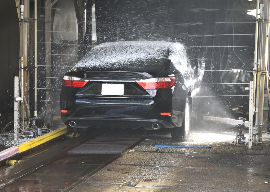 Bezpieczne mycie samochodu